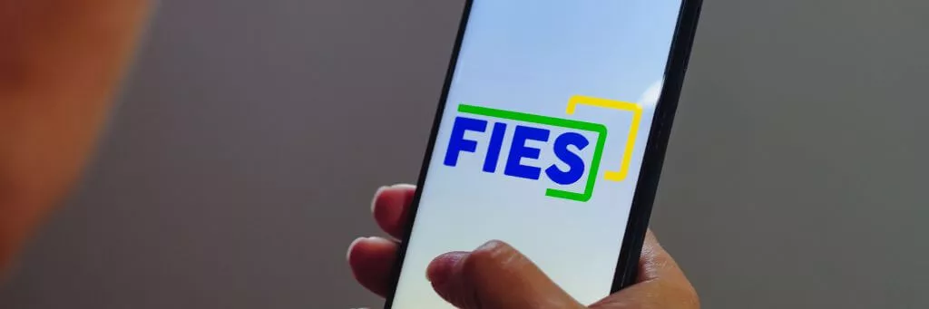 moça segurando celular com app do fies
