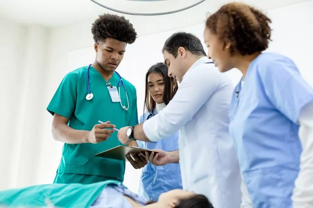 estudantes de medicina em atendimento