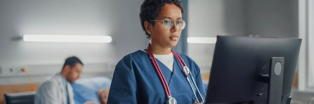 médica analisando algo em computador