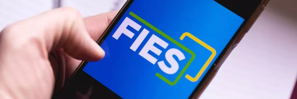 mão mexendo em app do fies em celular