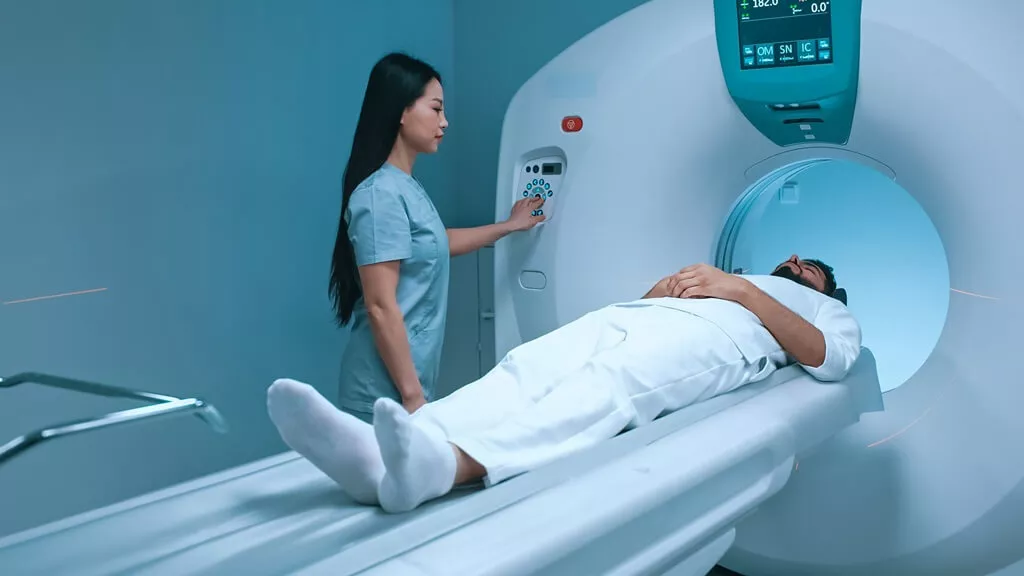 paciente fazendo tomografia