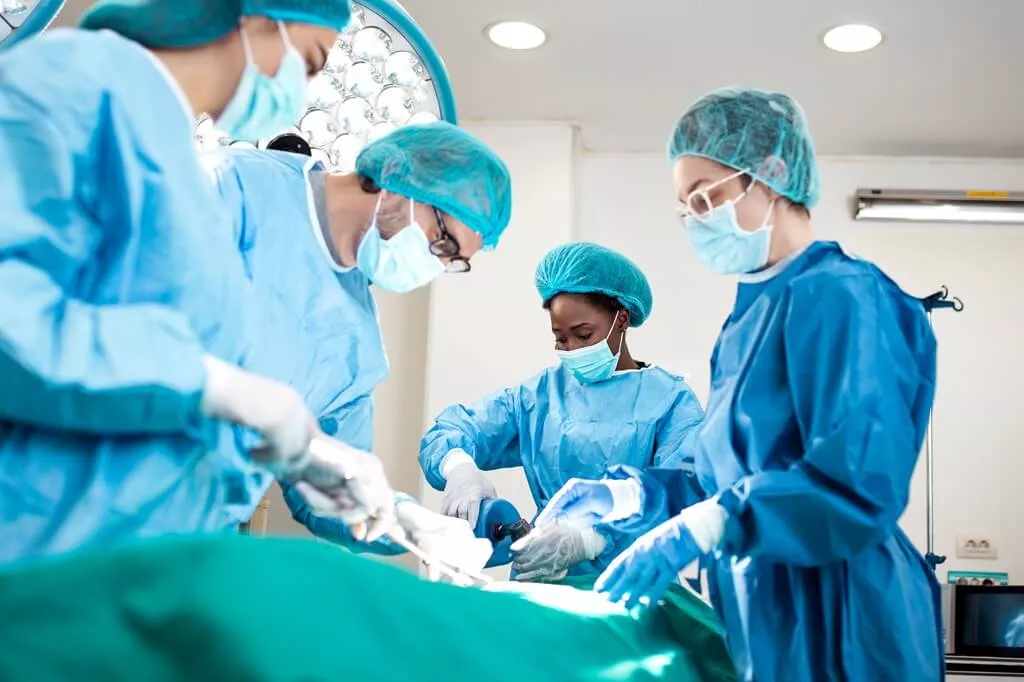 médicos fazendo cirurgia
