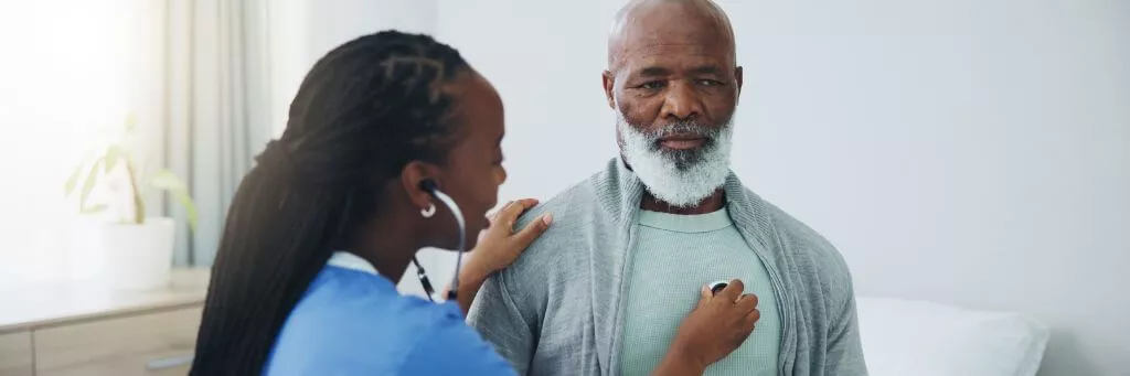 médica geral atendendo paciente idoso