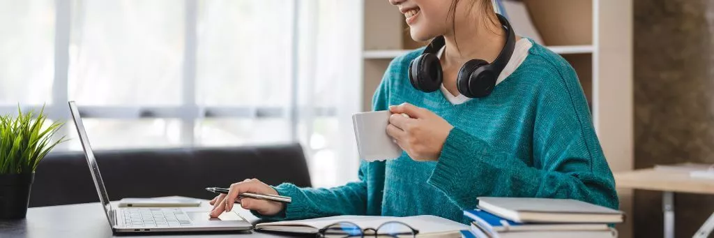 moça trabalhando e tomando café