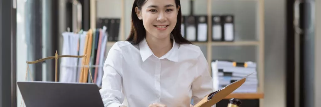 moça em escritório de advocacia