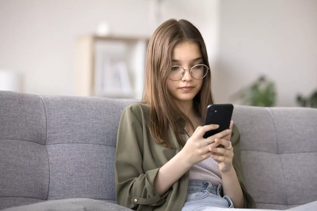 moça mexendo em celular