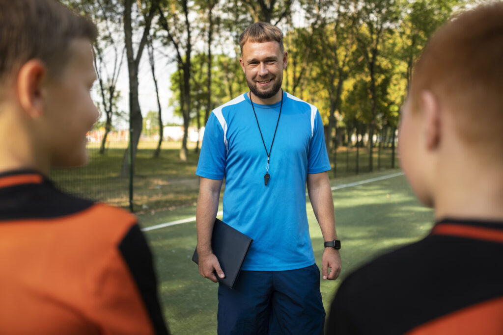 Além do gramado: as carreiras que movimentam o maior torneio de futebol do mundo 1 football trainer teaching his pupils 1